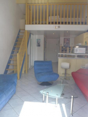 REF 4060 Joli studio mezzanine climatisé